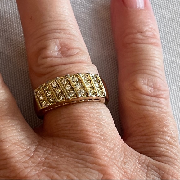 Jewelry - gold tone ring with 21 rhinestones size 6